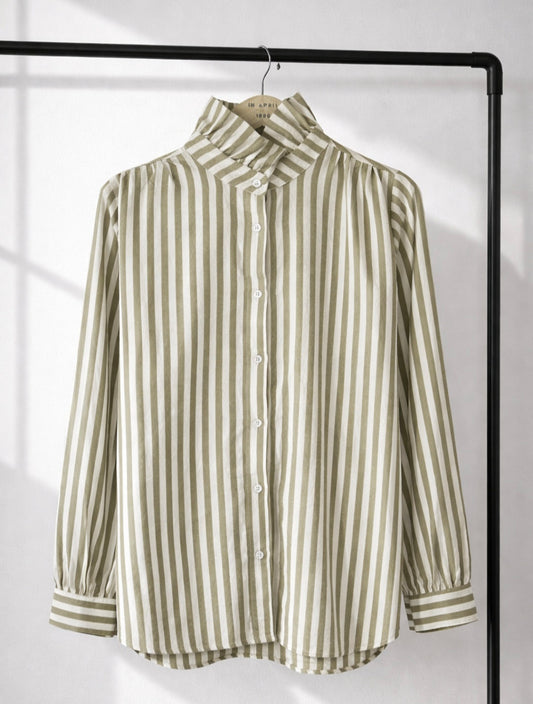 Chemise olive col victorien.
