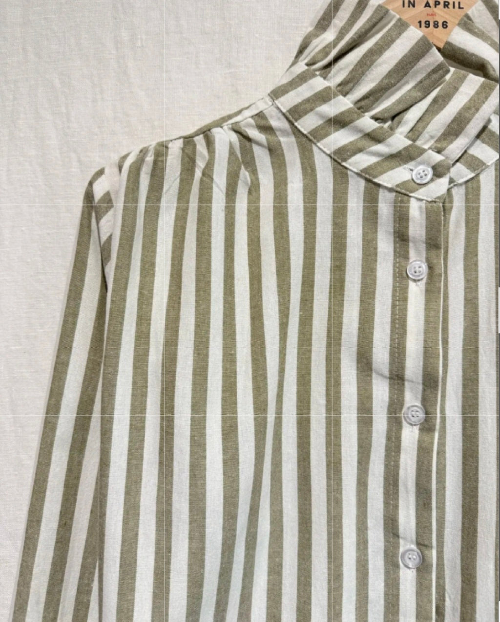 Chemise olive col victorien.
