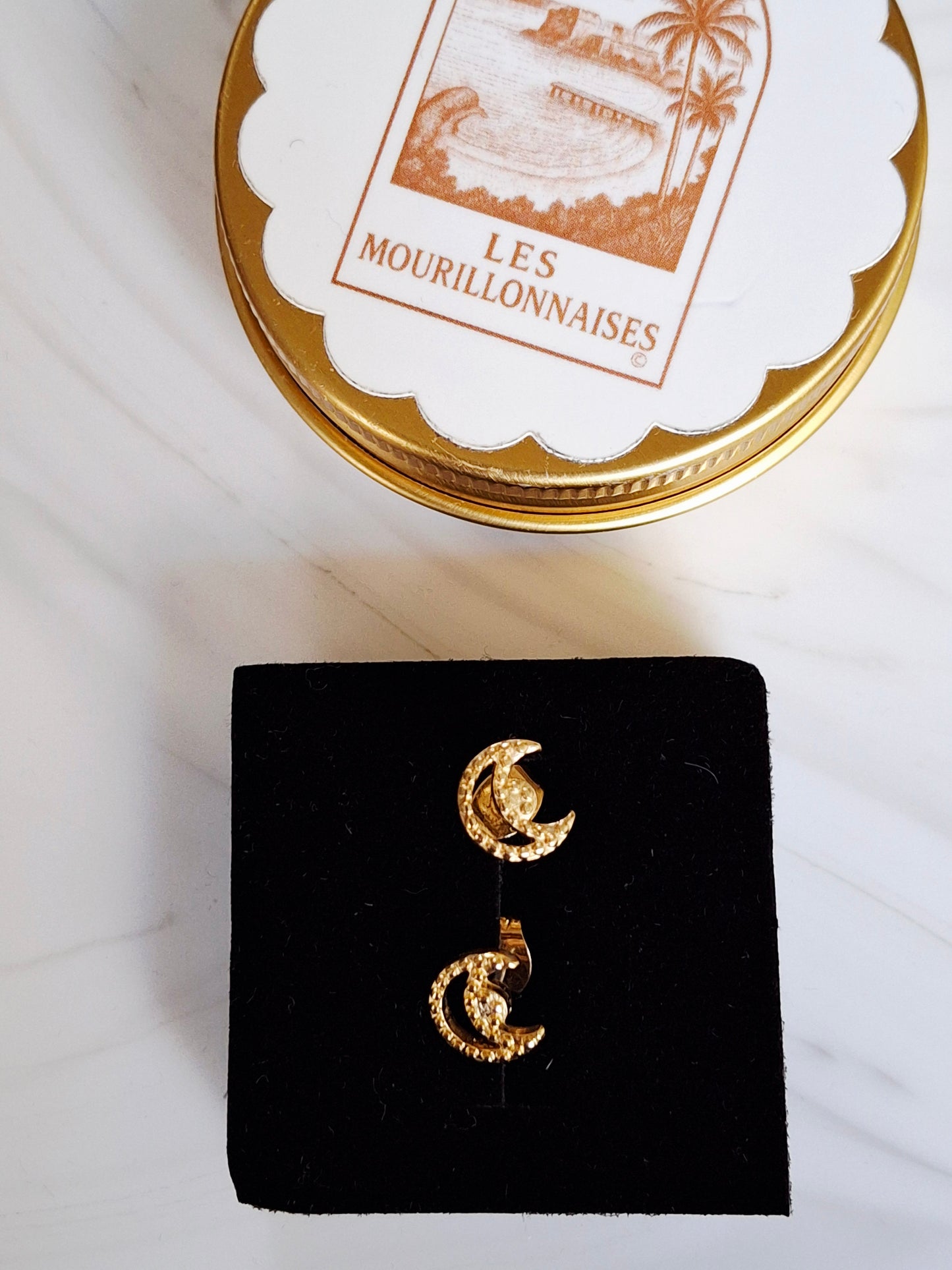 Clous d'oreilles Aris lune évidée avec petites boules